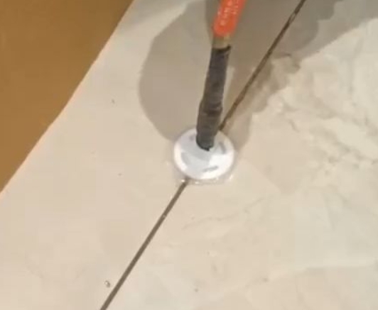 莒县瓷砖空鼓维修公司专业解答瓷砖在铺贴过程中，如果没有涂抹均匀到位的粘结材料（如水泥砂浆或瓷砖胶），可能会导致以下问题