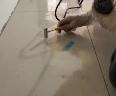 莒县瓷砖开裂维修公司专业分享瓷砖在铺贴前如果没有沥干水分，将会导致以下问题